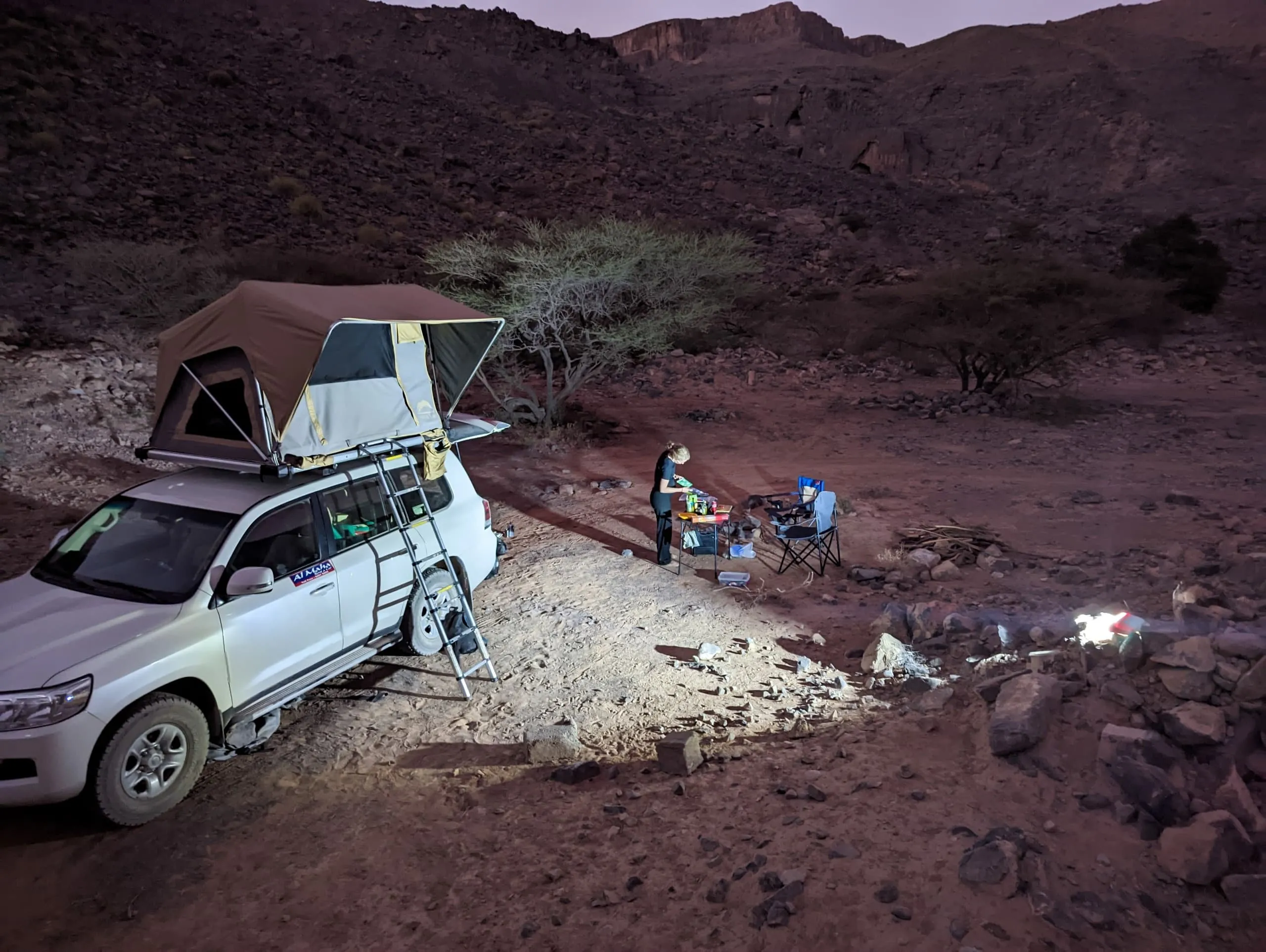 Kamperen met 4x4 met daktent in Oman